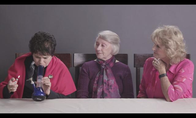 video-abuelas-fuman-hierba