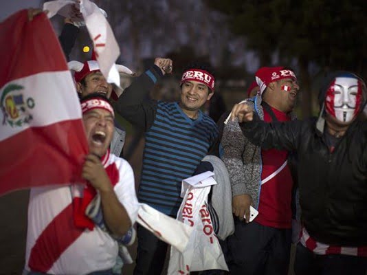 hinchas peruanos